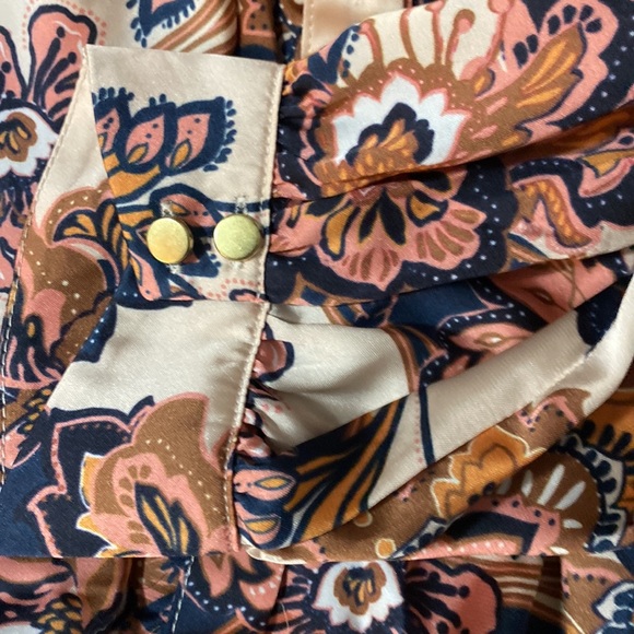 Stunning floral satin pleat back top. Belldini. SZ 2X. NWOT - Picture 4 of 5